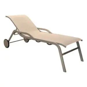 Elegance and comfort unite in the Arturo chaise lounge by Sined, crafted from durable aluminum with wheels for easy mobility. The cream fabric and modern lines ensure lasting style, making it the perfect addition to enhance any space.